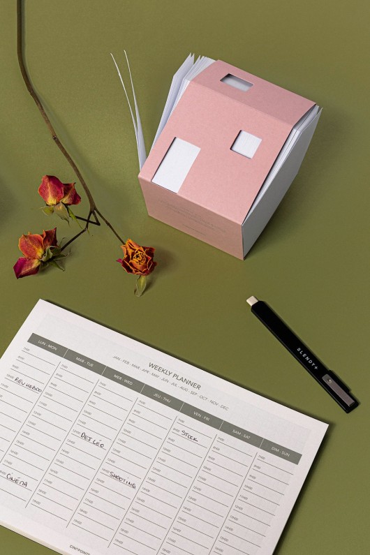 scenery-note-pad-with-flower-and-calendar