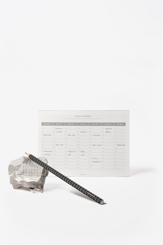weekly-planner-calendrier-blanc-avec-crayon-noir-et-boule-de-papier