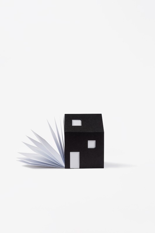 bloc notes noir en forme de maison - ouvert