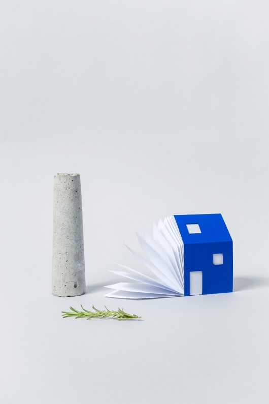 bloc notes bleu avec vase et brin d'herbe