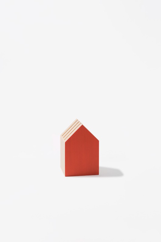 petit-porte-cartes-en-bois-en-forme-de-maison-rouge