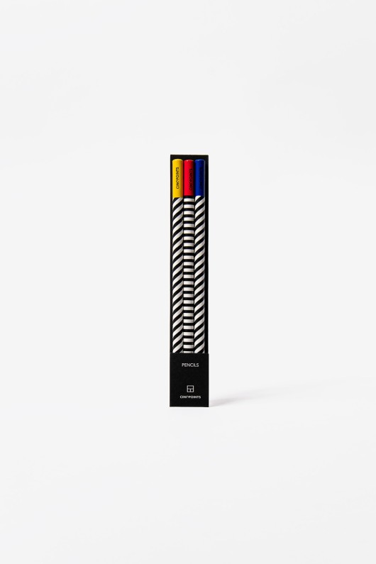 trois-crayons-archistripe-rayes-dans-leur-boite-jaune-rouge-et-bleu