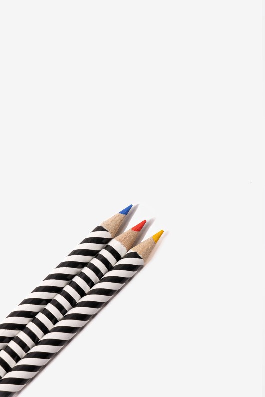 trois-crayons-archistripe-rayes-jaune-rouge-et-bleu-alignes