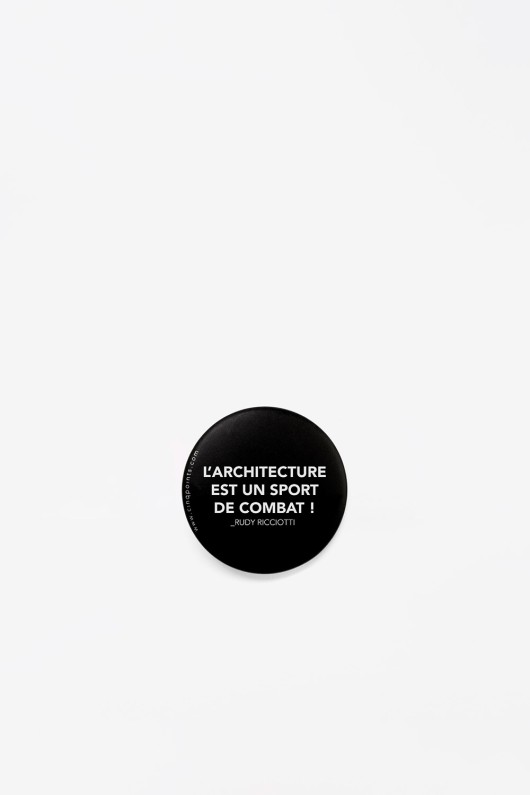 black-round-badge-l-architecture-est-un-sport-de-combat-front-view