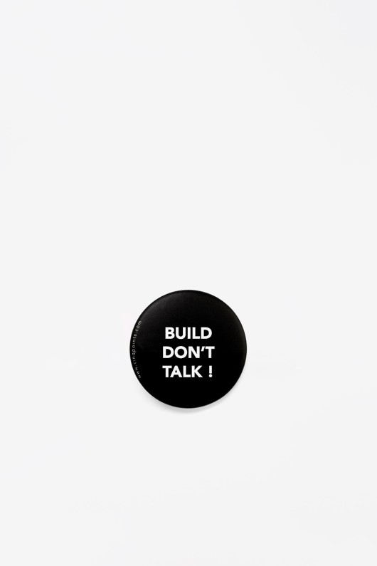 badge-noir-build-don-t-talk-de-face