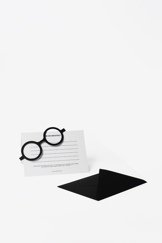 carte-postale-avec-lunettes-posees-dessus-et-enveloppe-posee-au-sol