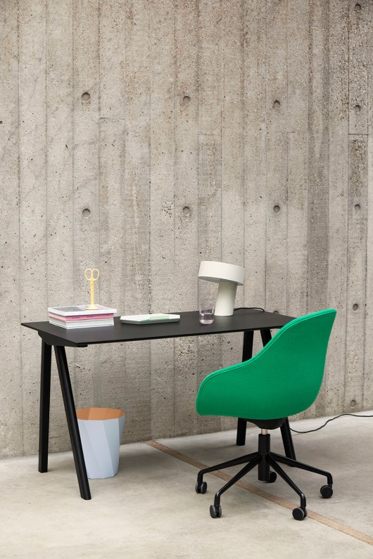 lampe-slant-blanche-dans-un-bureau-avec-murs-gris-chaise-verte-et-corbeille