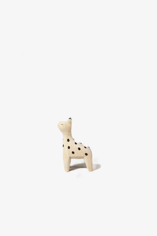 figurine-de-girafe-en-bois-vue-de-cote