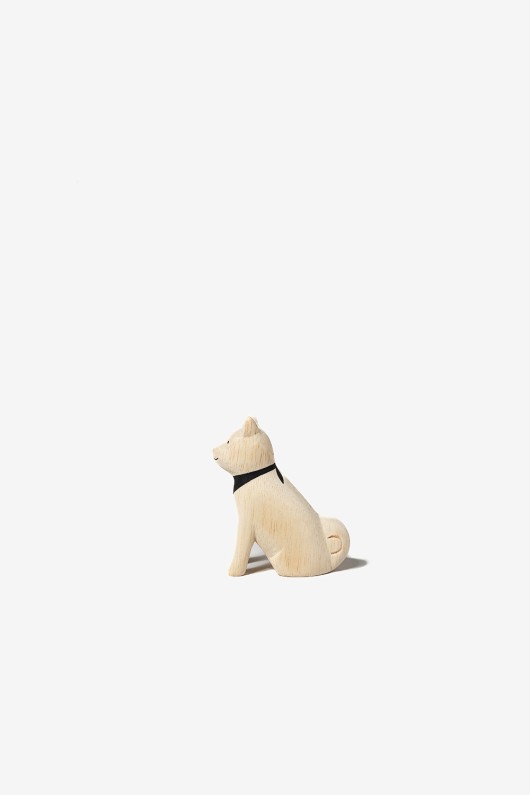 small-akita-dog-wooden-figure-side-view