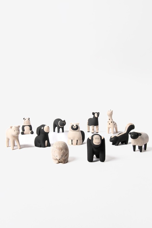Groupe-de-petites-figurines-d-animaux-en-bois