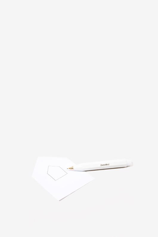 criterium-blanc-Kaweco-dessine-une-petite-maison-sur-du-papier