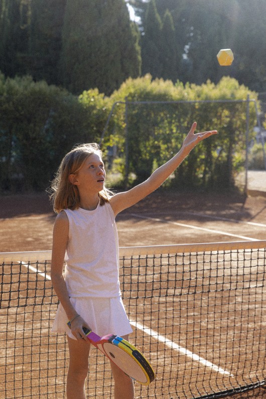 Enfant, fille qui joue avec une maquette en papier 3D à construire pour enfants tennis